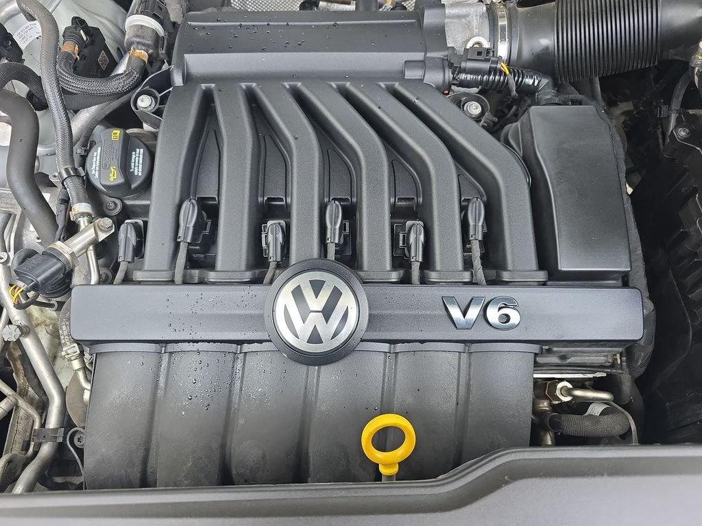Used 2019 White Volkswagen 3.6L V6 SE image 31