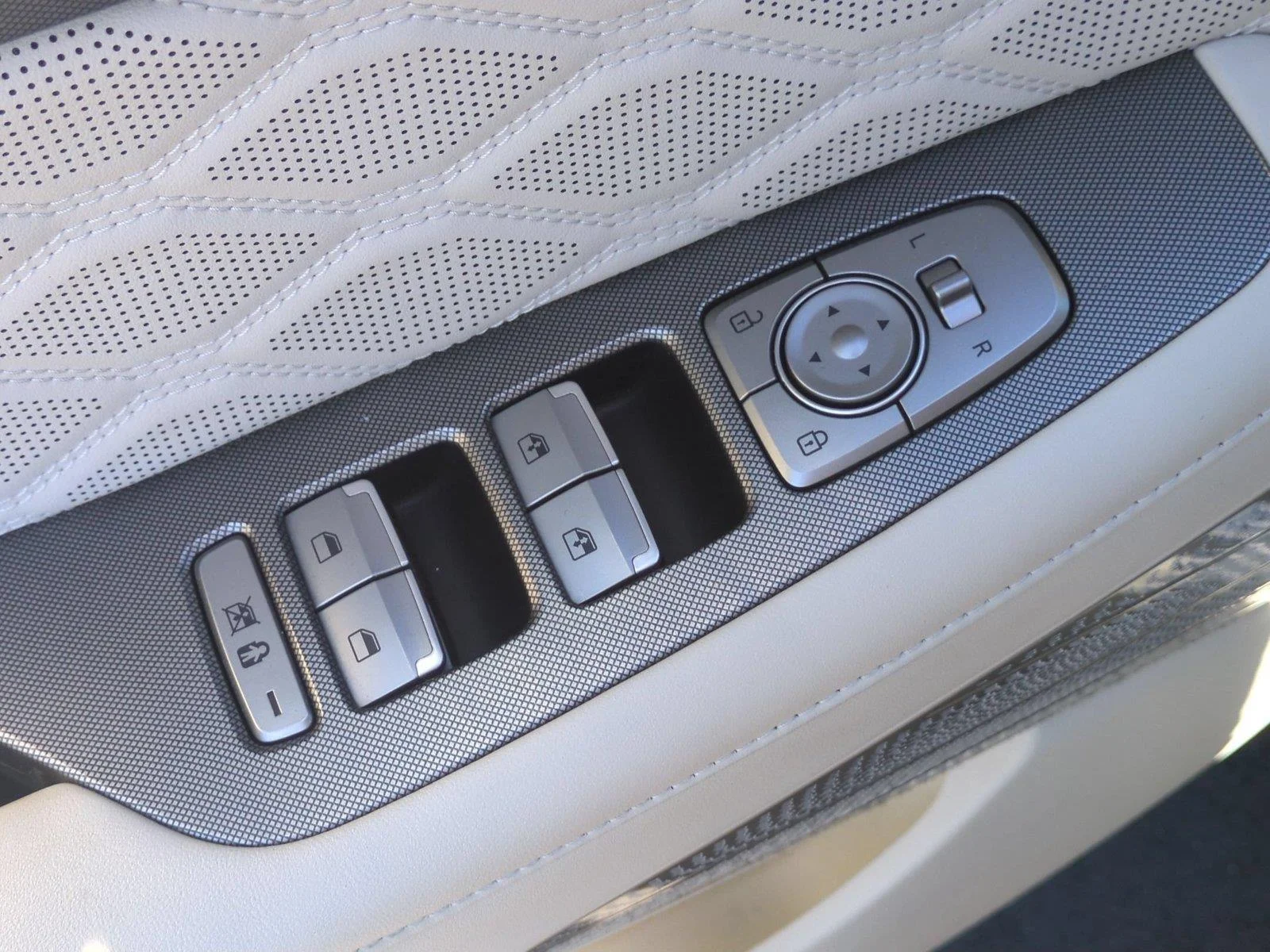 Used 2020 Hyper White Hyundai Limited image 15