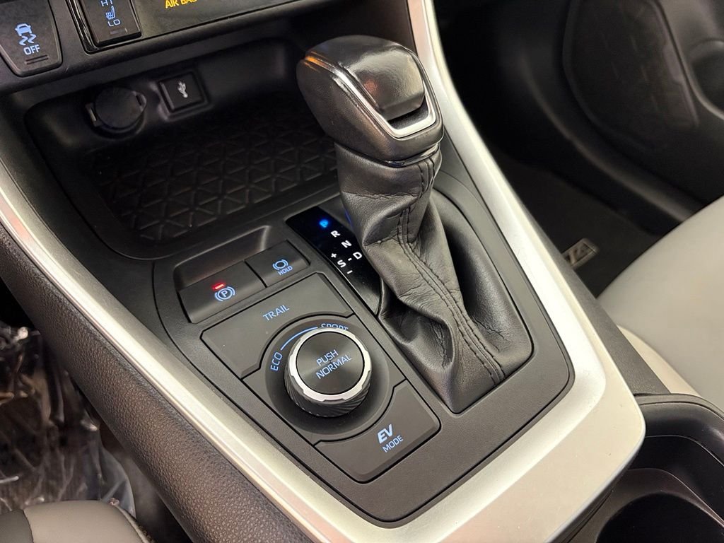 Used 2021 White Toyota XLE Premium image 30