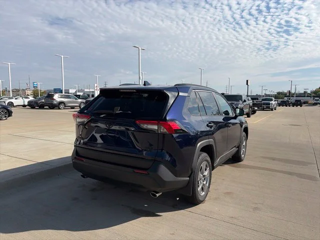 Used 2025  Toyota XLE image 7
