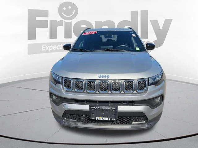 Used 2023 Silver Jeep Latitude image 2