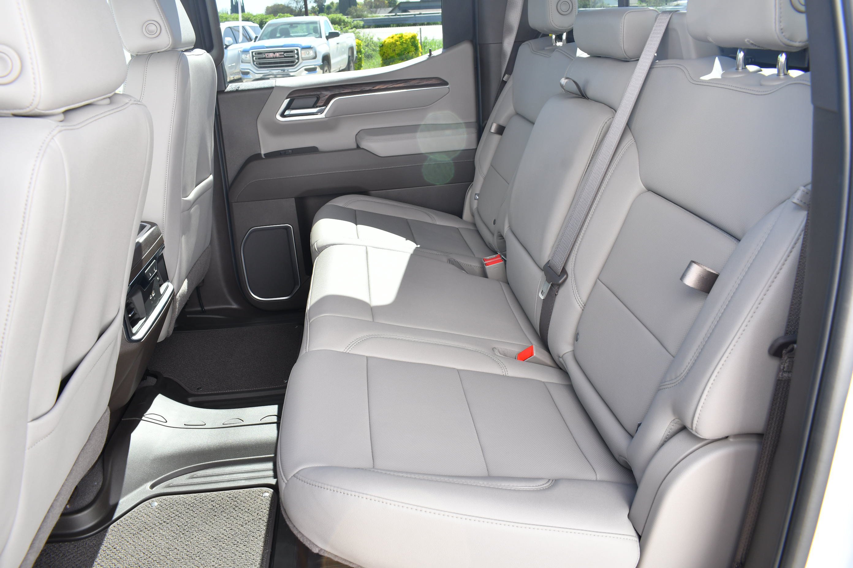 New 2026 Glacier White Tricoat GMC SLT image 28
