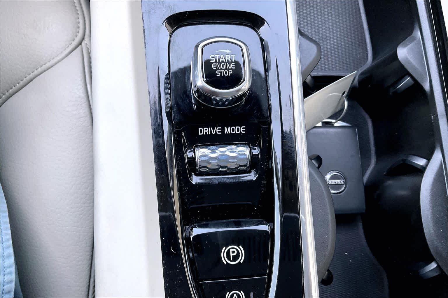 Used 2019 Denim Blue Metallic Volvo Momentum image 15