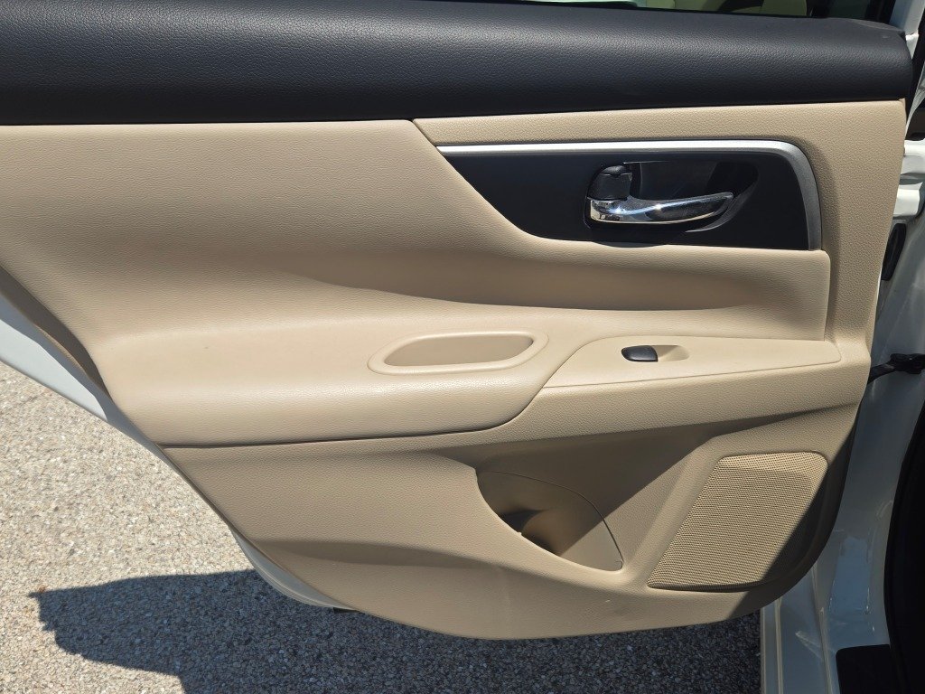 Used 2016 White Nissan 2.5 SV image 17
