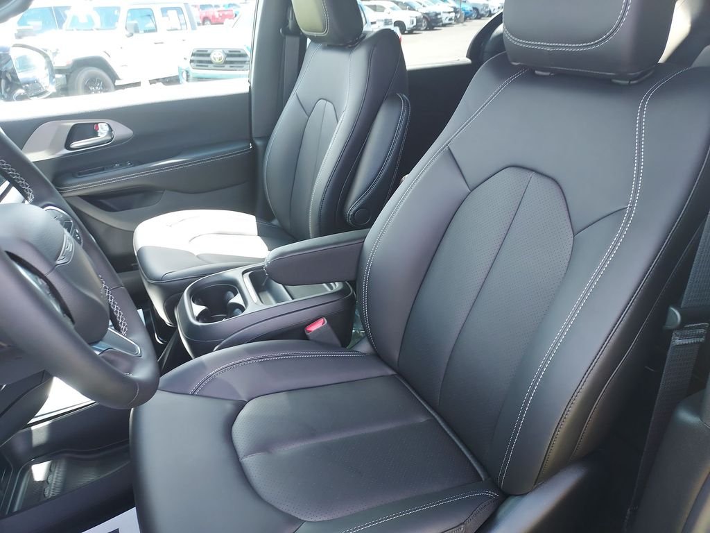 New 2027 Diamond Black Crystal Pearl-Coat Exterior Paint Chrysler LX image 17