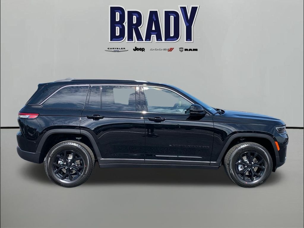 New 2026 Diamond Black Crystal Pearl-Coat Exterior Paint Jeep Laredo Altitude image 8