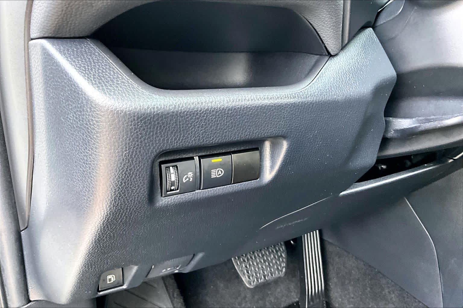 Used 2023 Wind Chill Pearl Toyota Hybrid SE image 36