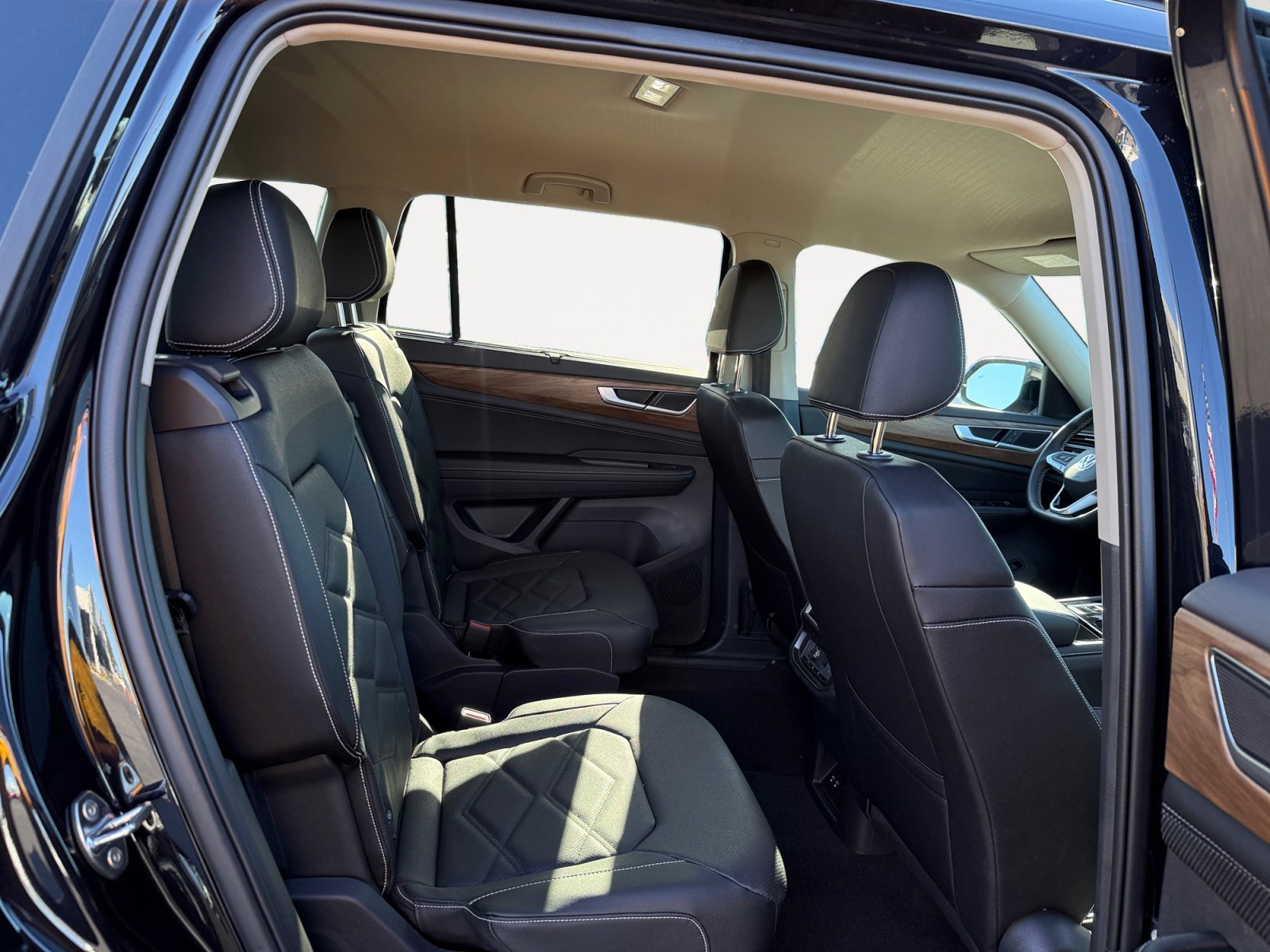 New 2026 Black Pearl Volkswagen 2.0T SE w/Technology image 18