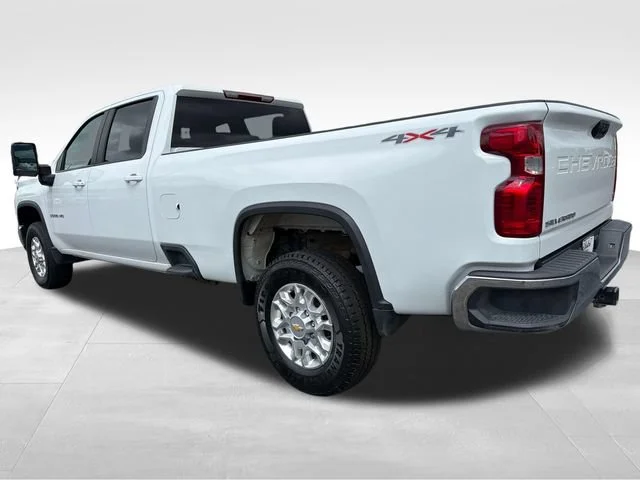Used 2024 Summit White Chevrolet LT image 3
