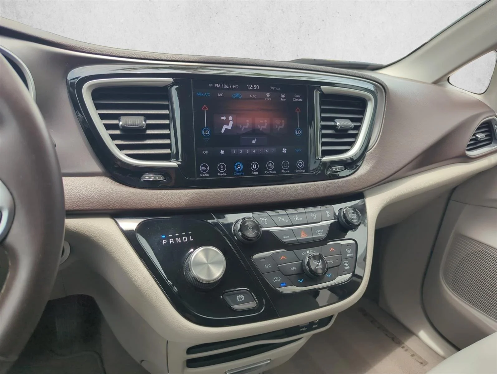 Used 2018 Brilliant Black Crystal Pearlcoat Chrysler Touring L image 10