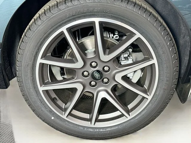New 2026 Green Land Rover Dynamic SE image 28