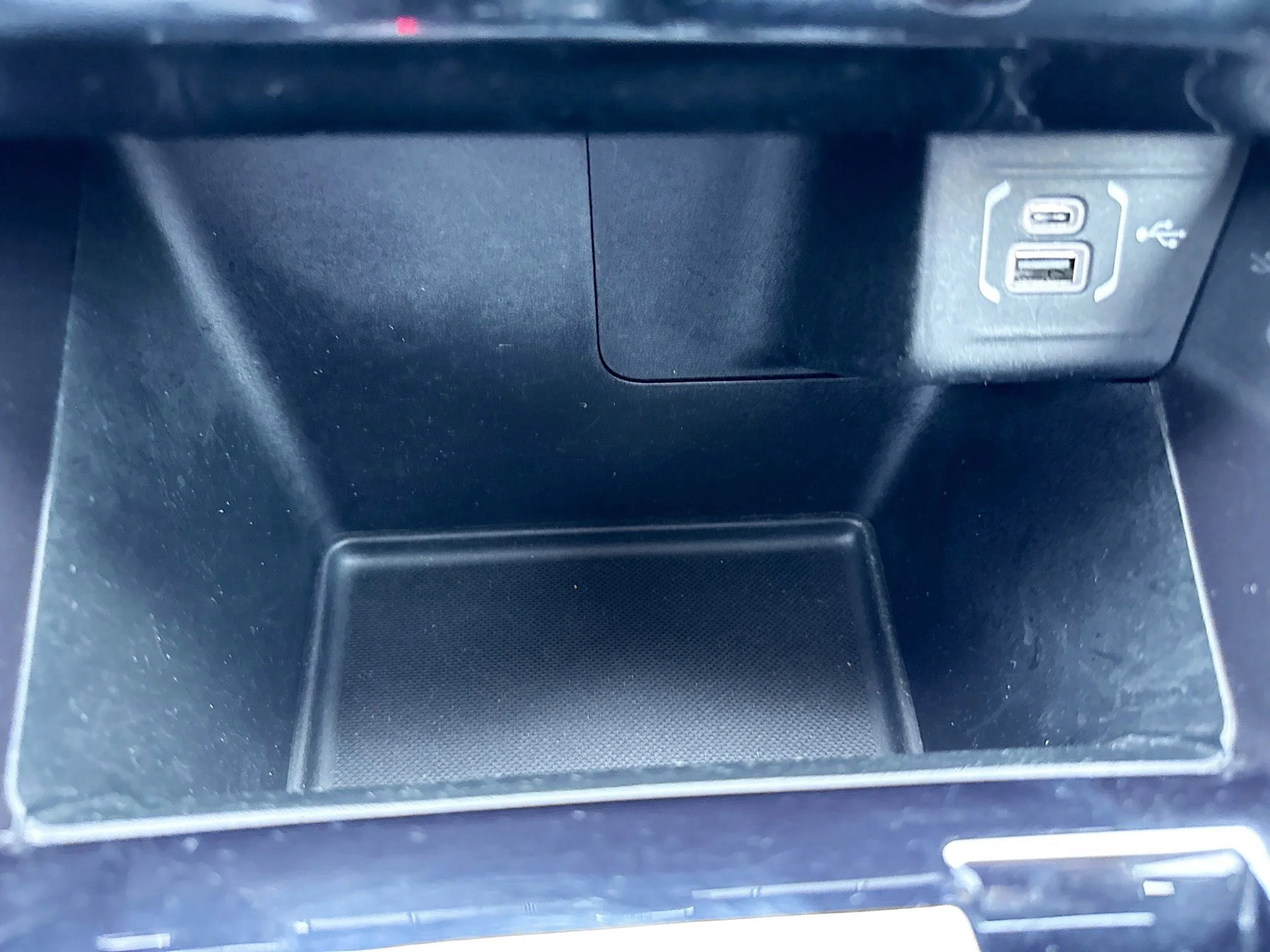 Used 2022 Diamond Black Crystal Pearlcoat Jeep Latitude image 29