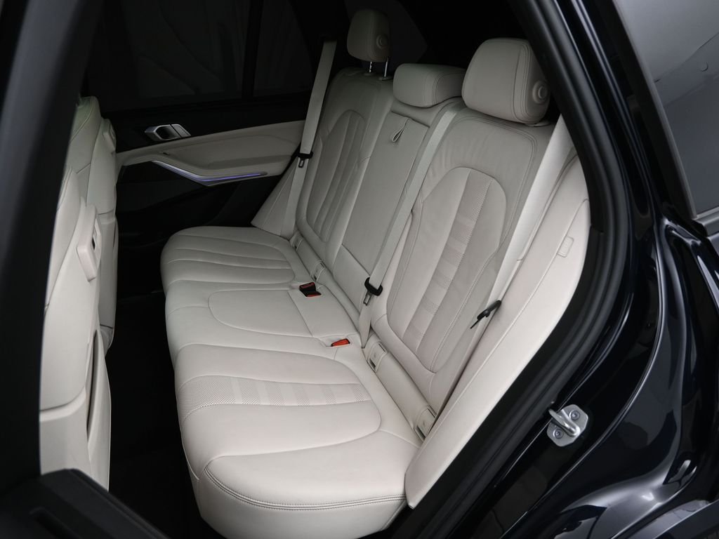 Used 2022 Black BMW M50i image 25