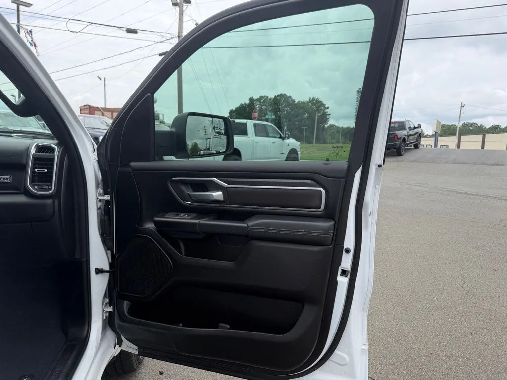 Used 2025 White Ram Big Horn/Lone Star image 27