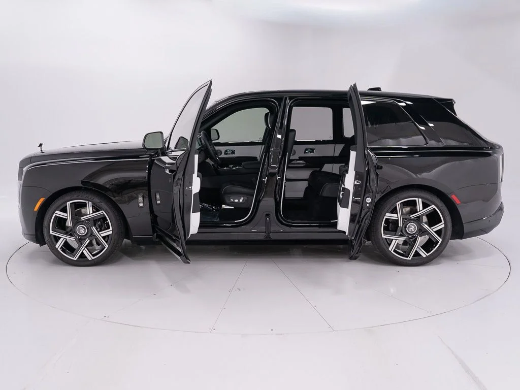 Certified Used 2026 Black Diamond Rolls-Royce Black Badge image 9