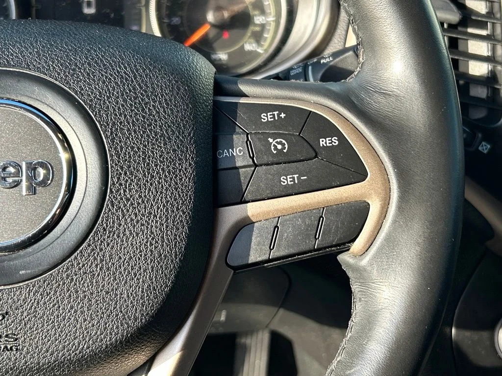 Used 2015 Brilliant Black Crystal Pearlcoat Jeep Latitude image 36