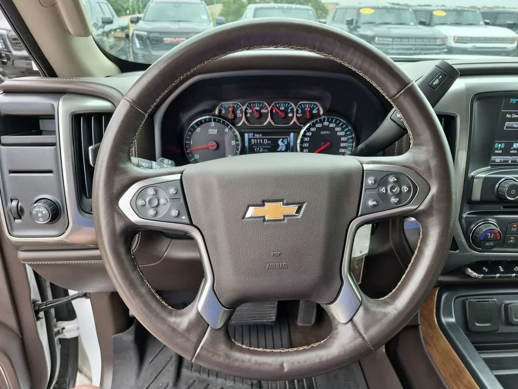 Used 2018 IRIDESCENT PEARL TRICOAT Chevrolet LTZ image 24