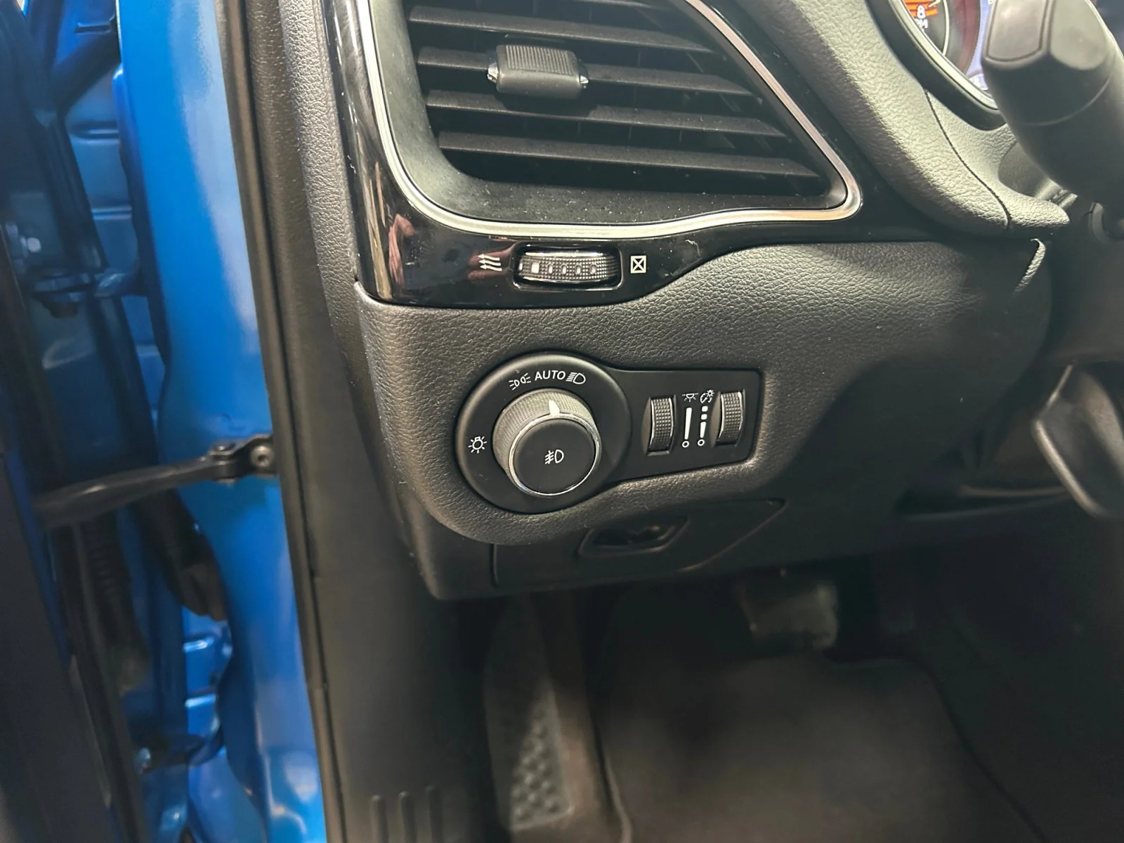 Used 2021 Hydro Blue Pearl Jeep ALTITUDE LEATHER ROOF LOW KMS image 15