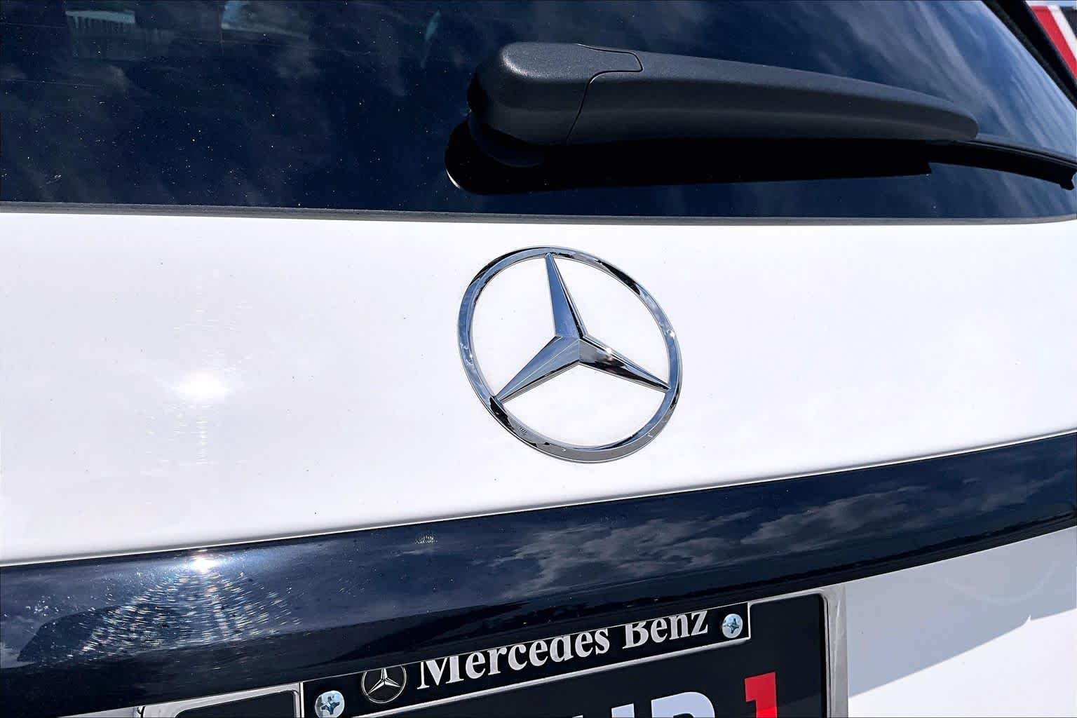 Used 2025 Polar White Mercedes-Benz GLC 300 image 31