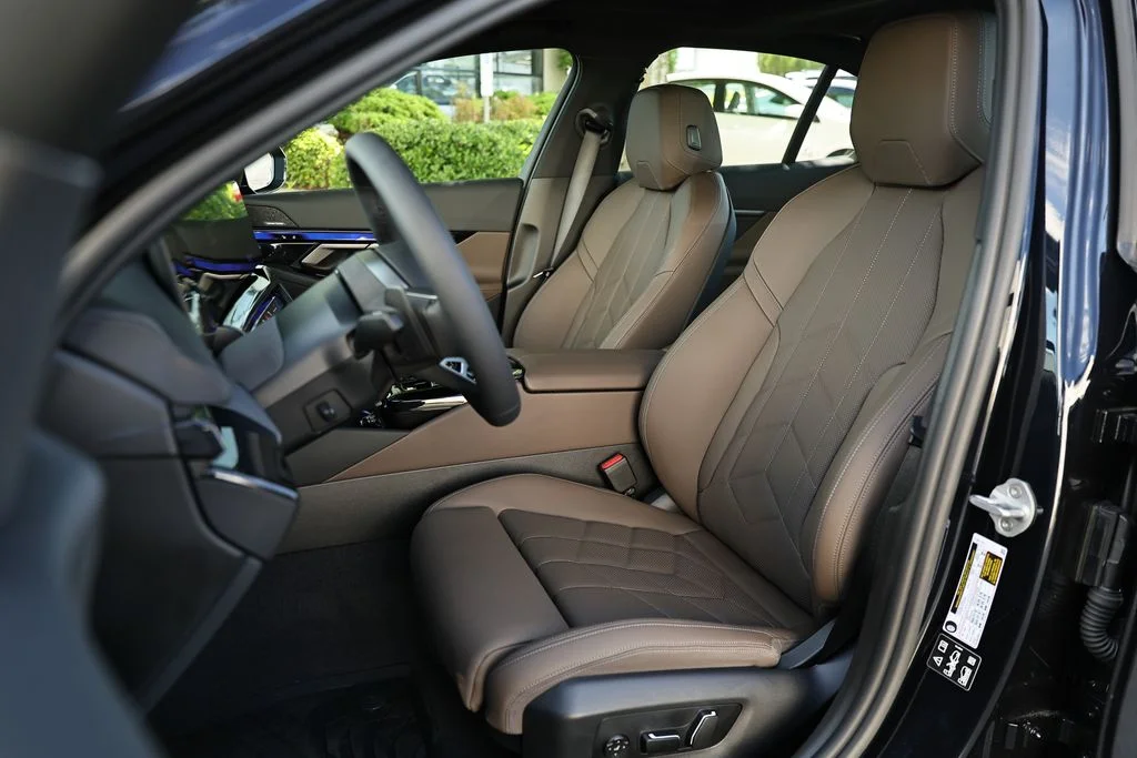 Used 2027 Carbon Black Metallic BMW 530i xDrive image 19