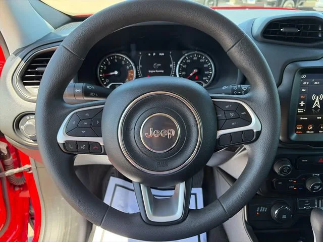 Used 2023  Jeep Latitude image 19