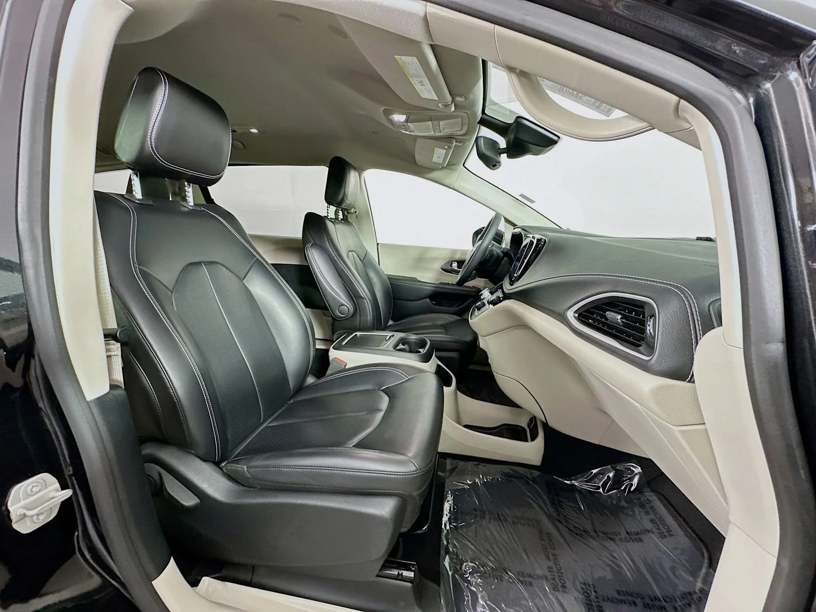 Used 2023 Brilliant Black Crystal Pearlcoat Chrysler Touring L image 29