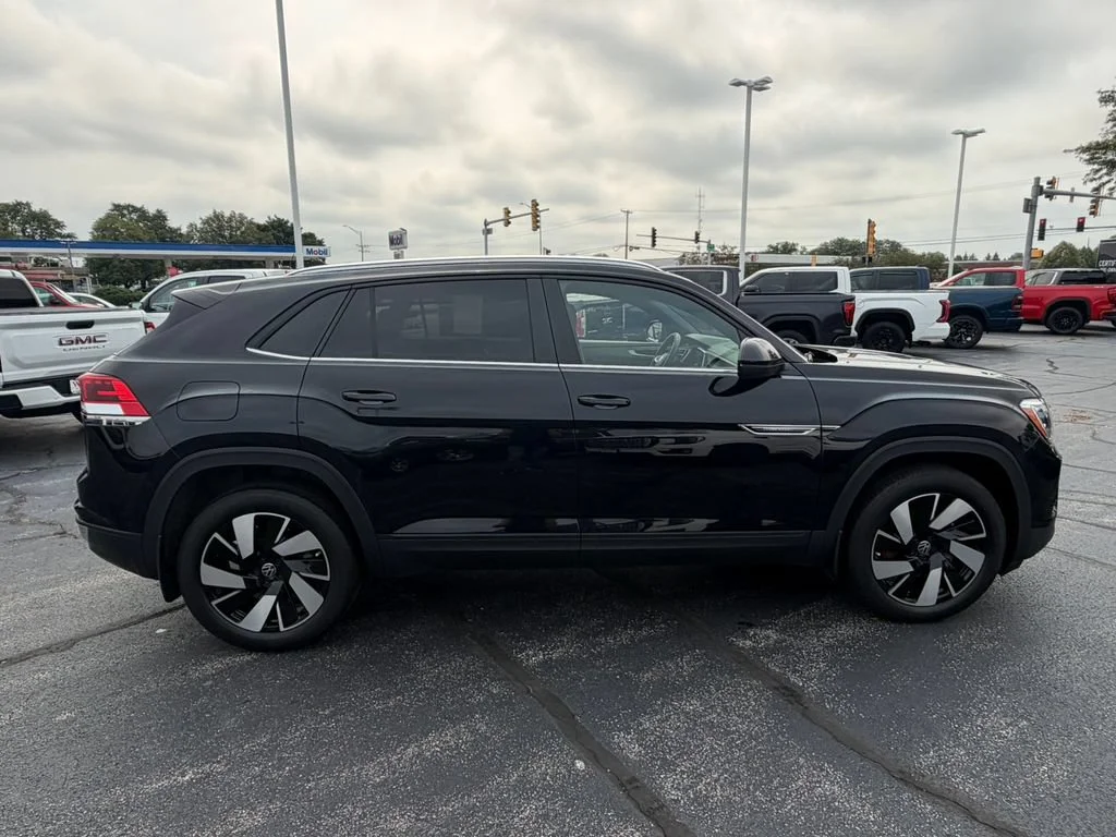 Used 2024 Black Volkswagen 2.0T SE w/Technology image 12