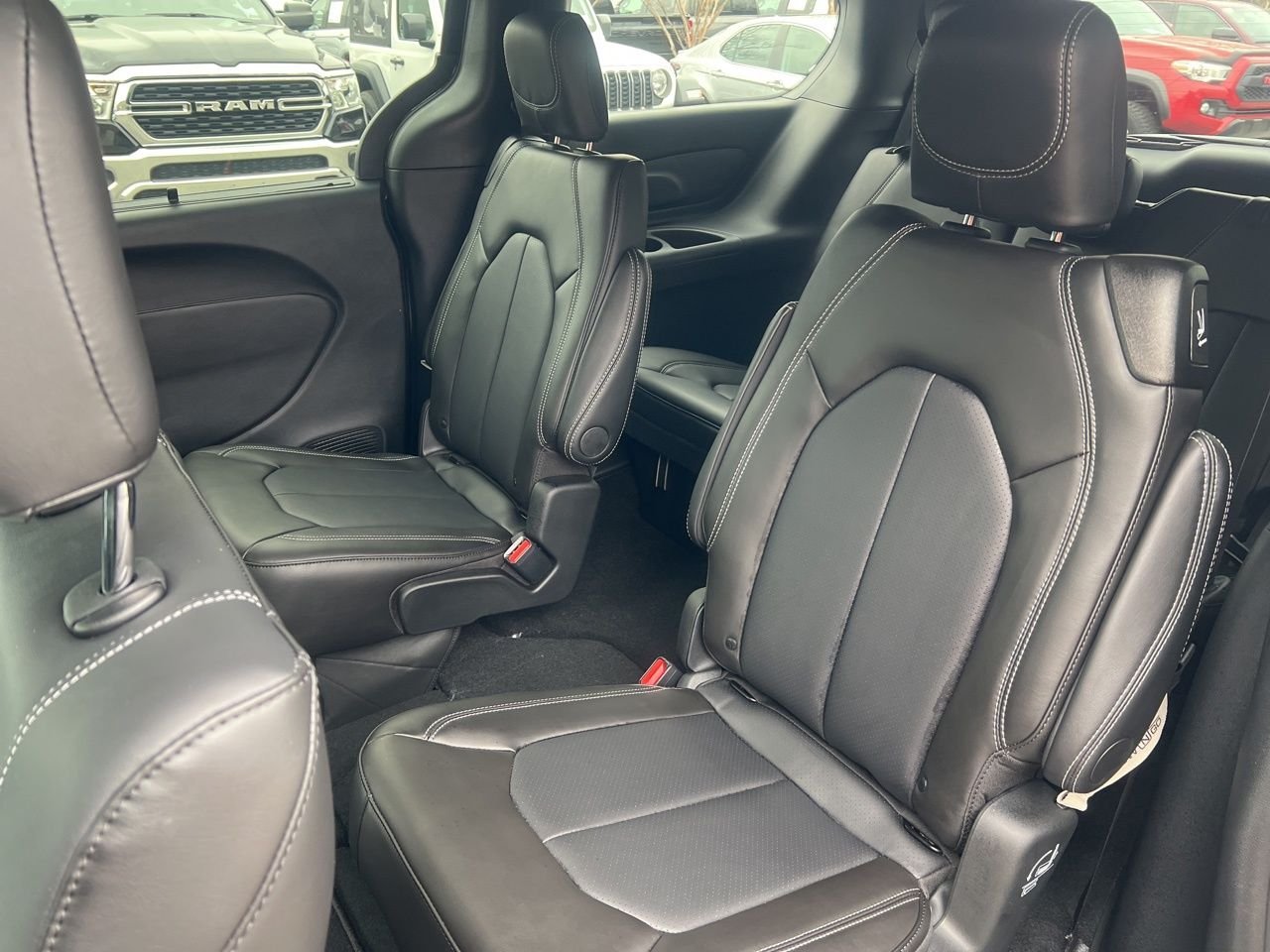 New 2026 Diamond Black Crystal Pearl-Coat Exterior Paint Chrysler Select image 17