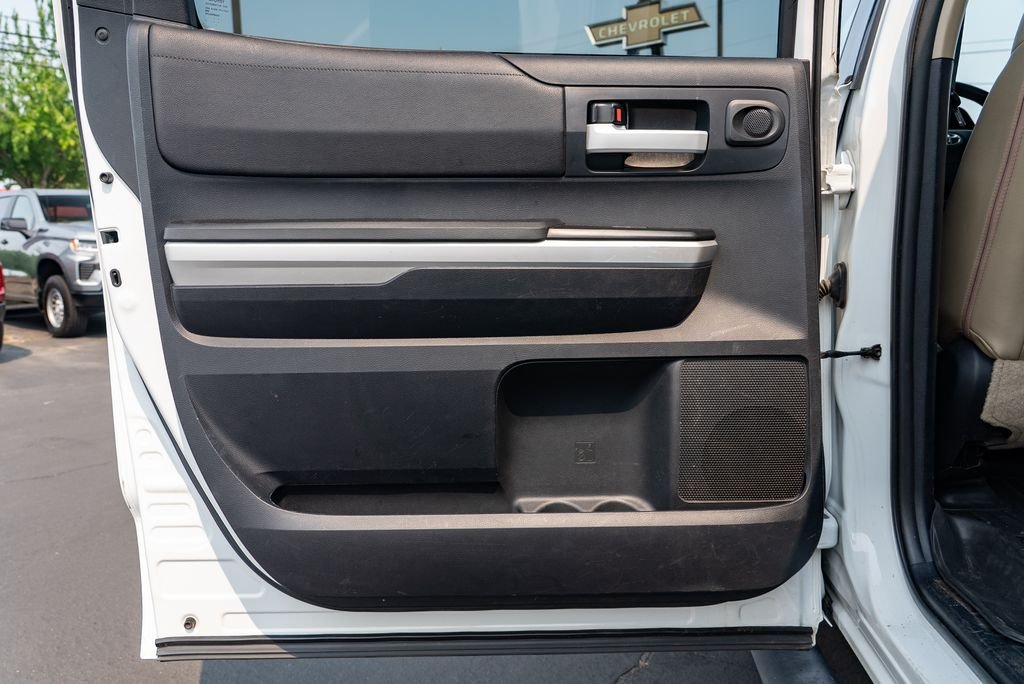 Used 2014 Super White Toyota SR5 image 27