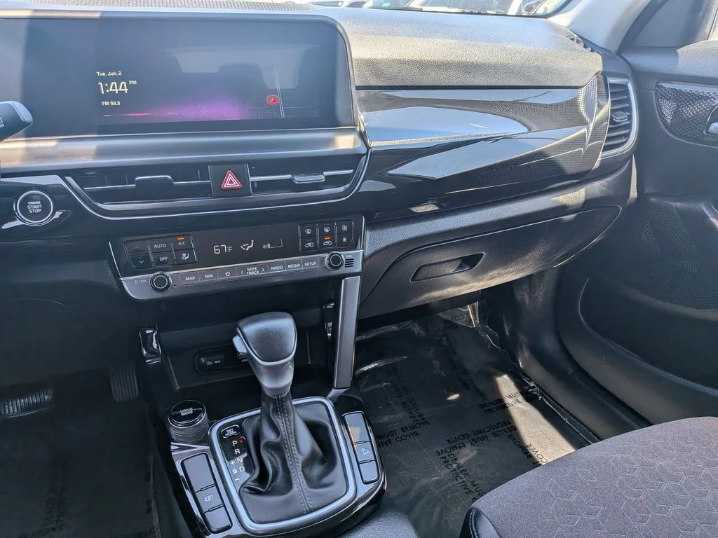 Used 2025 Snow White Pearl Kia S image 10