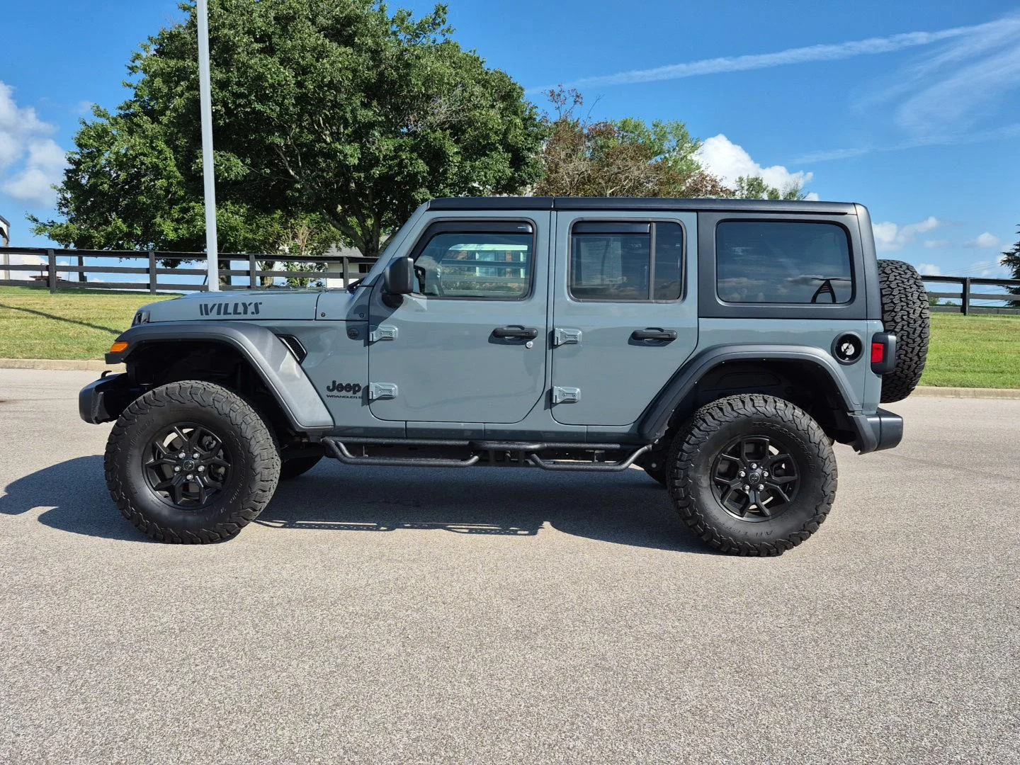 Used 2024 Gray Jeep 4-Door Willys 4x4 image 11