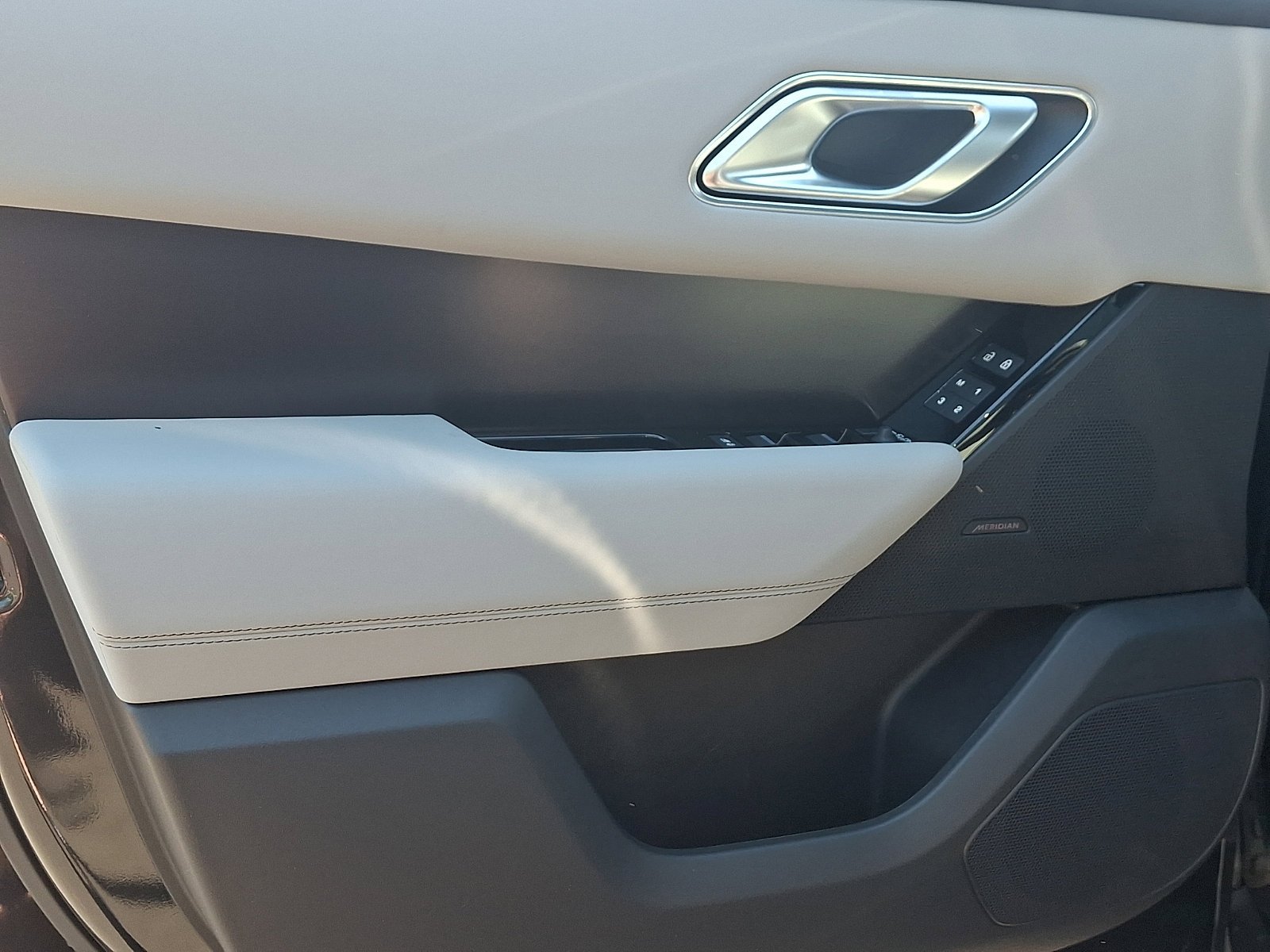 New 2026 Santorini Black Land Rover Belgravia Edition image 8