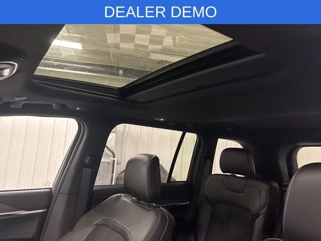 New 2026 Diamond Black Crystal Pearl-Coat Exterior Paint Jeep Altitude image 27
