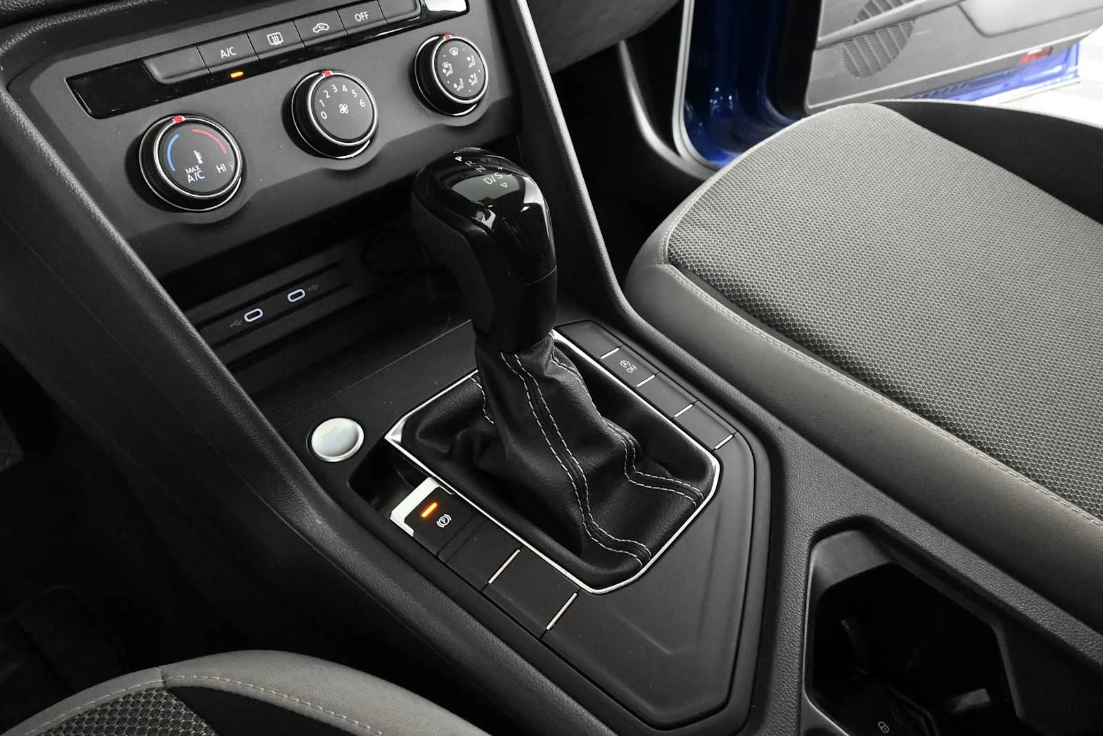 Used 2022 Dusk Blue Metallic Volkswagen S image 27