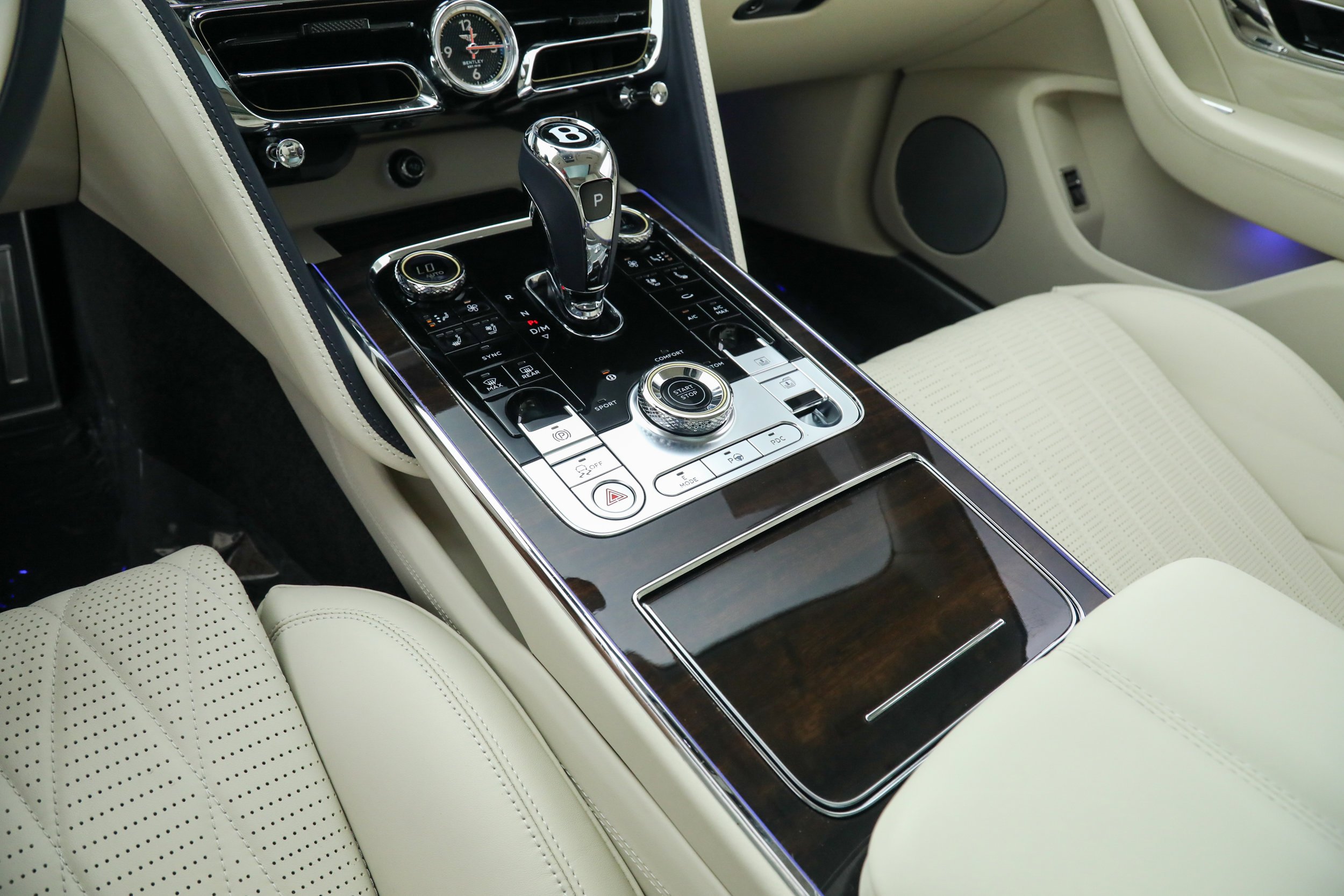 Used 2022 White Bentley  image 30