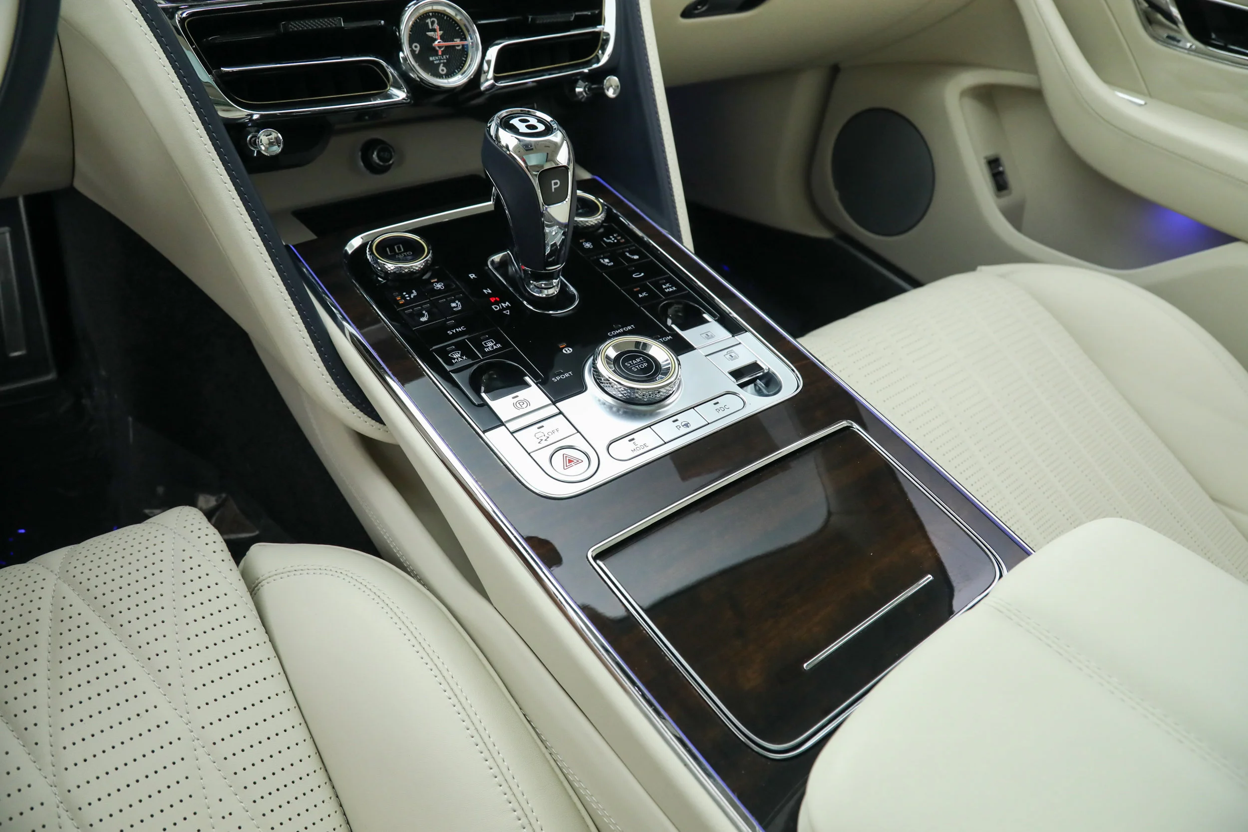 Used 2022 White Bentley  image 30