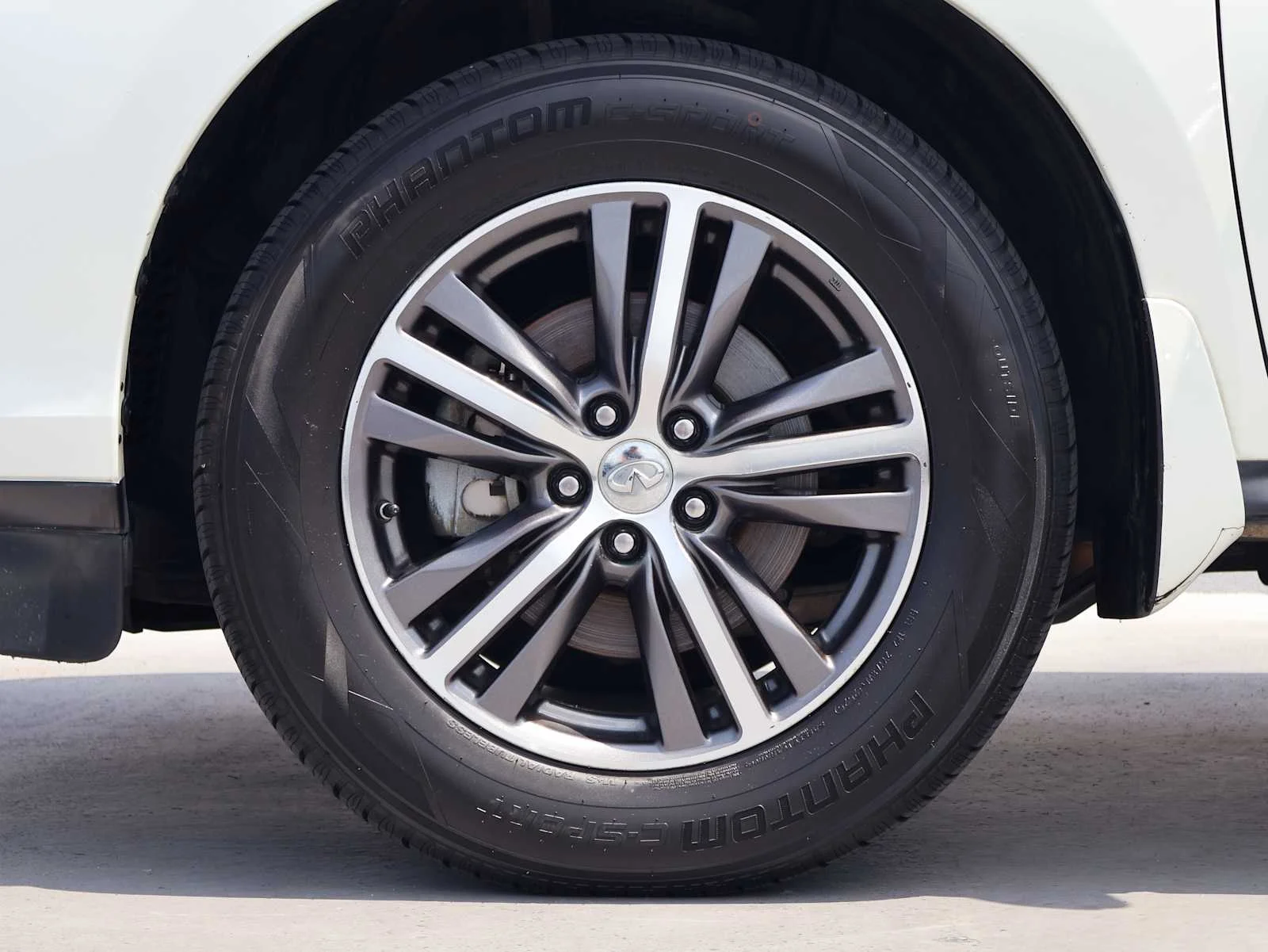 Used 2019 Majestic White INFINITI LUXE image 12