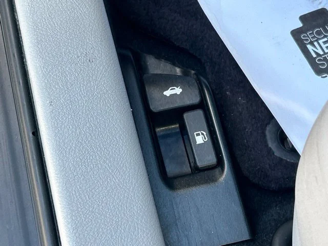 Used 2012 Silver Toyota LE image 15
