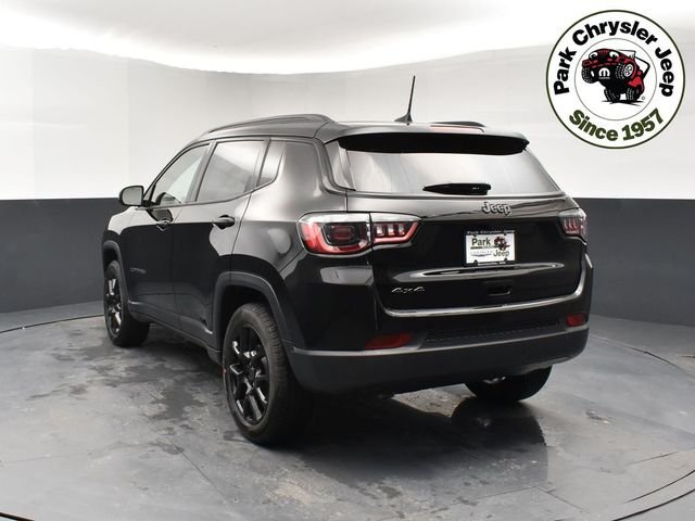 New 2026 Diamond Black Crystal Pearl-Coat Exterior Paint Jeep Latitude image 4