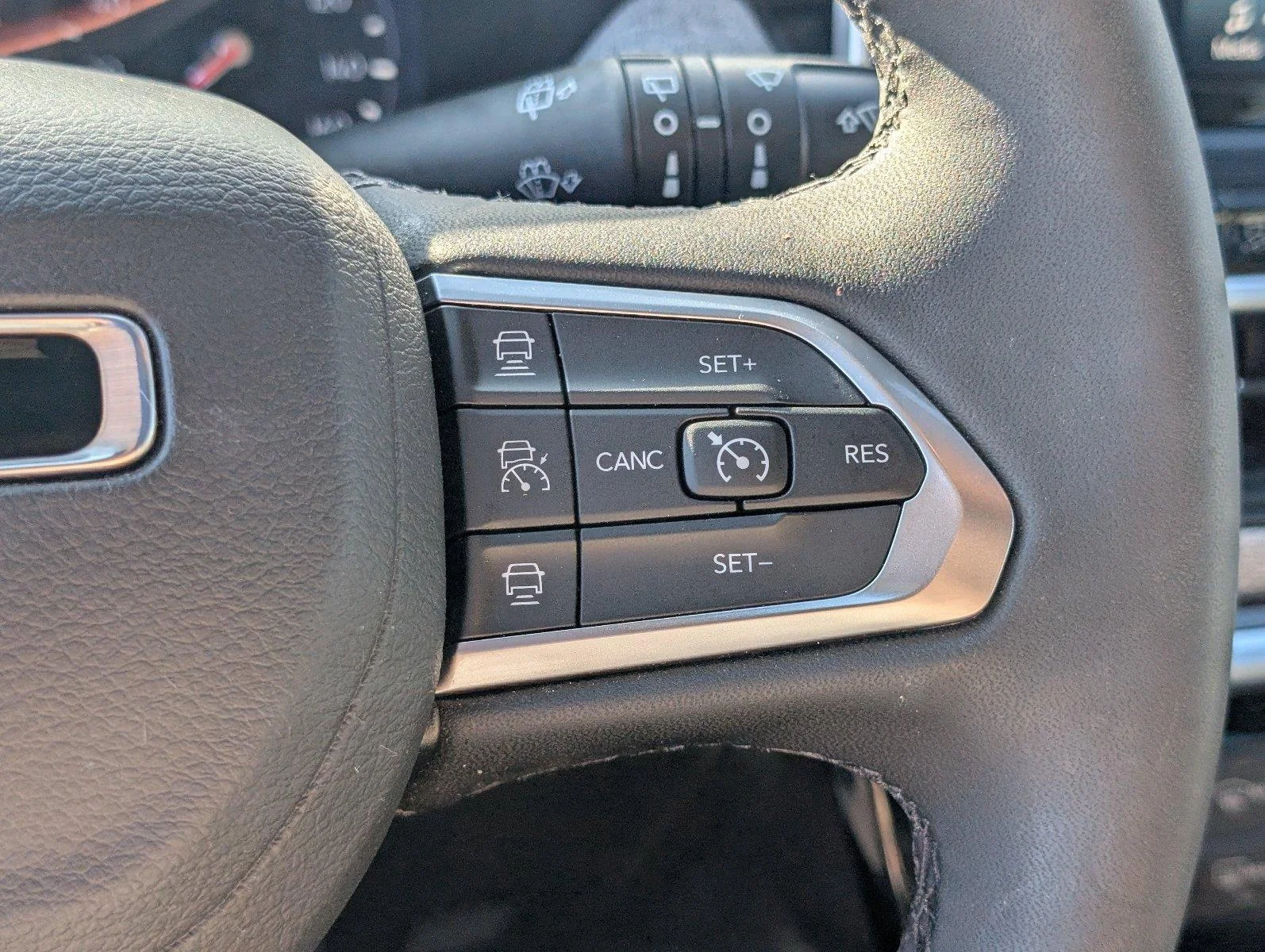 Used 2025 Bright White Clearcoat Jeep Latitude image 28