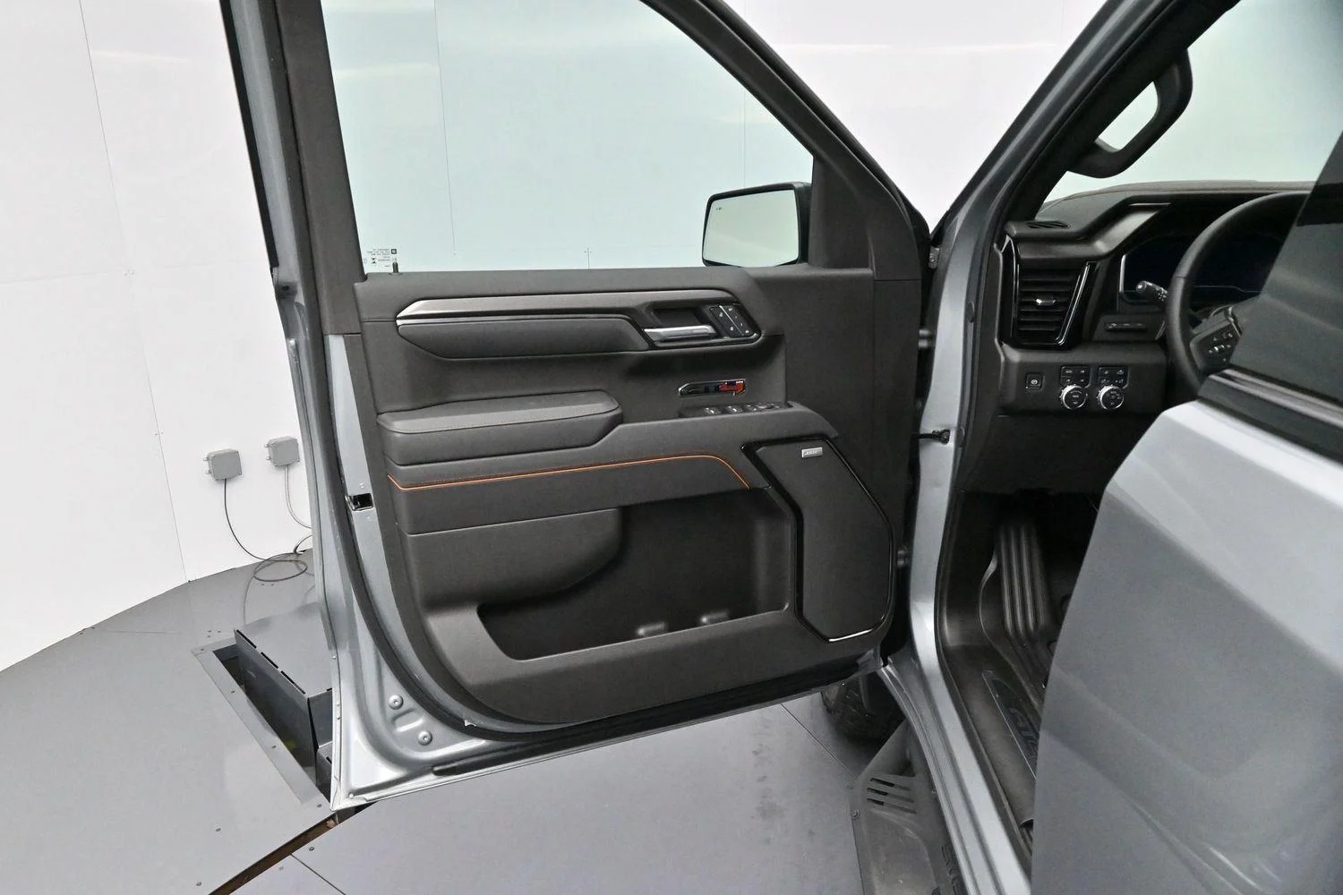 Used 2025 Sterling Metallic GMC AT4 image 10