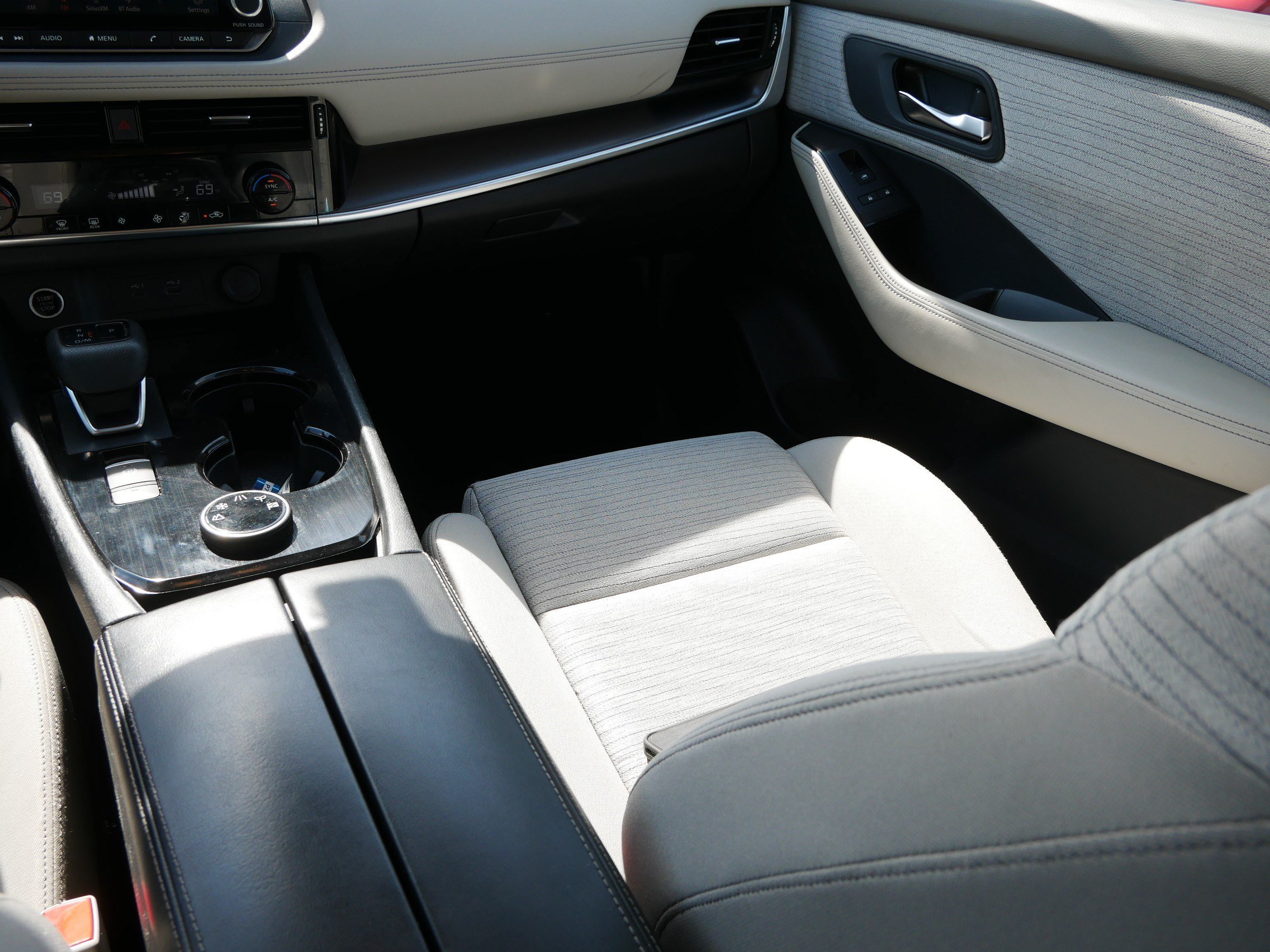 2021 Nissan Rogue SV - Photo 11
