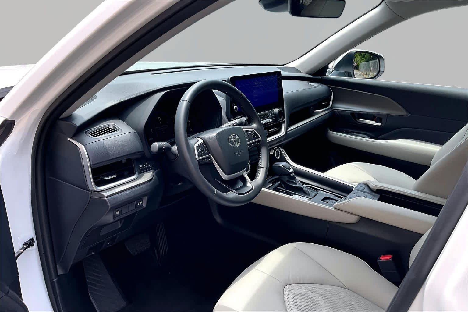 Used 2024 Wind Chill Pearl Toyota XLE image 18