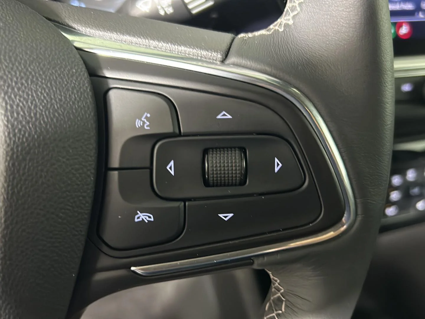 Used 2023 Summit White Buick Select image 21