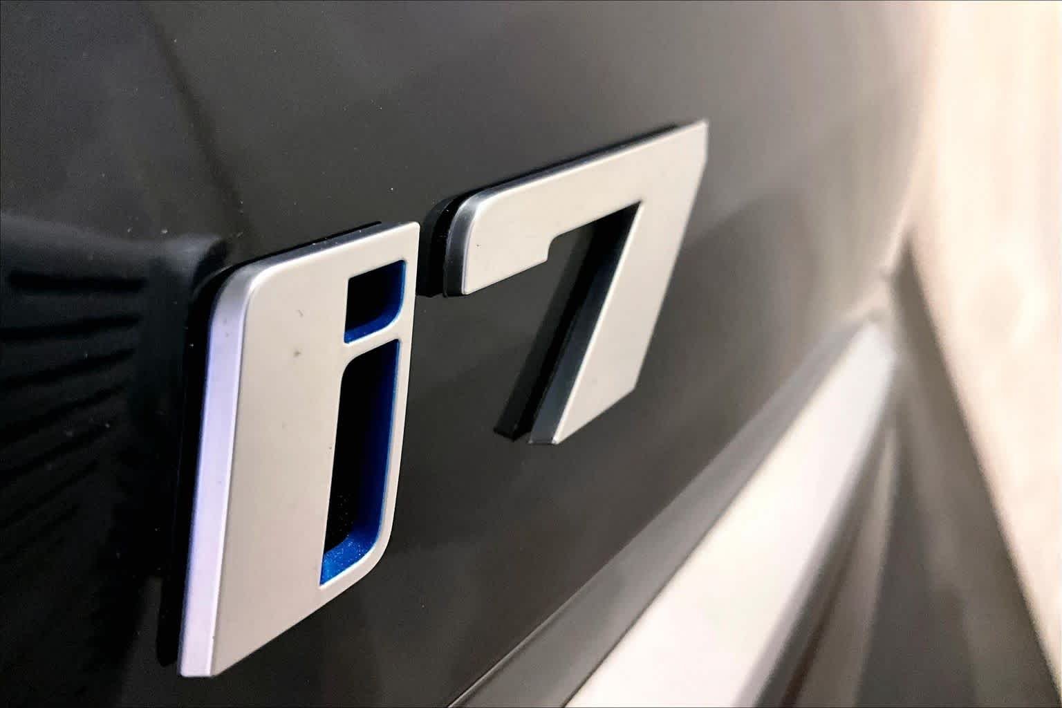 Used 2023 Carbon Black Metallic BMW xDrive60 image 9