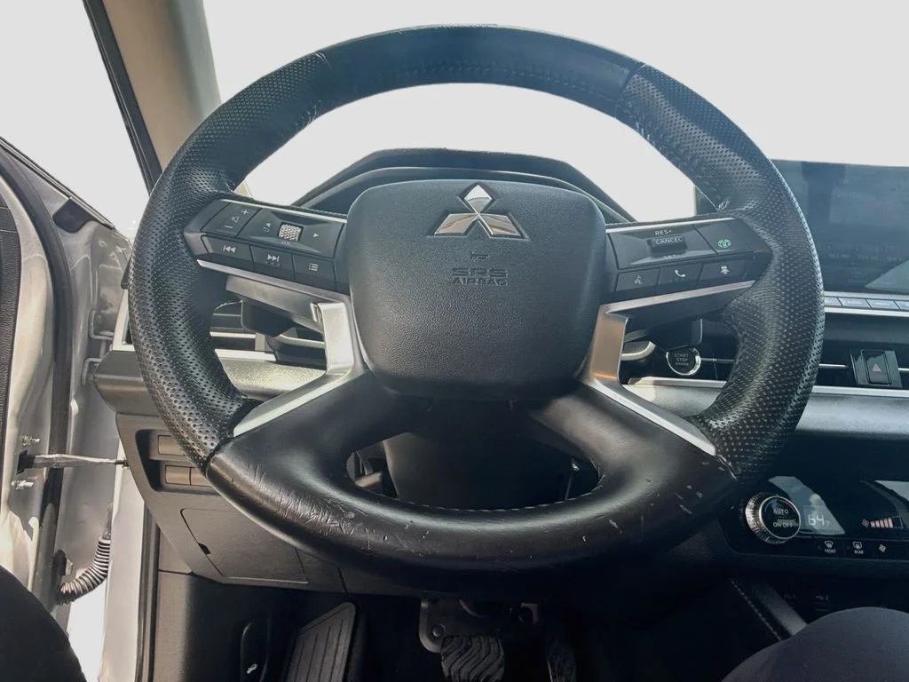 Used 2022  Mitsubishi  image 12