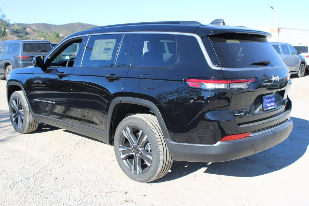 New 2027 High-Gloss Black Paint Jeep Limited image 6
