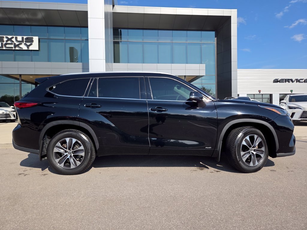 Used 2022 Midnight Black Metallic Toyota Hybrid XLE image 27