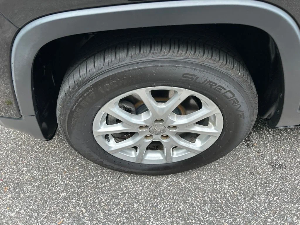 Used 2016 Black Jeep Latitude image 12