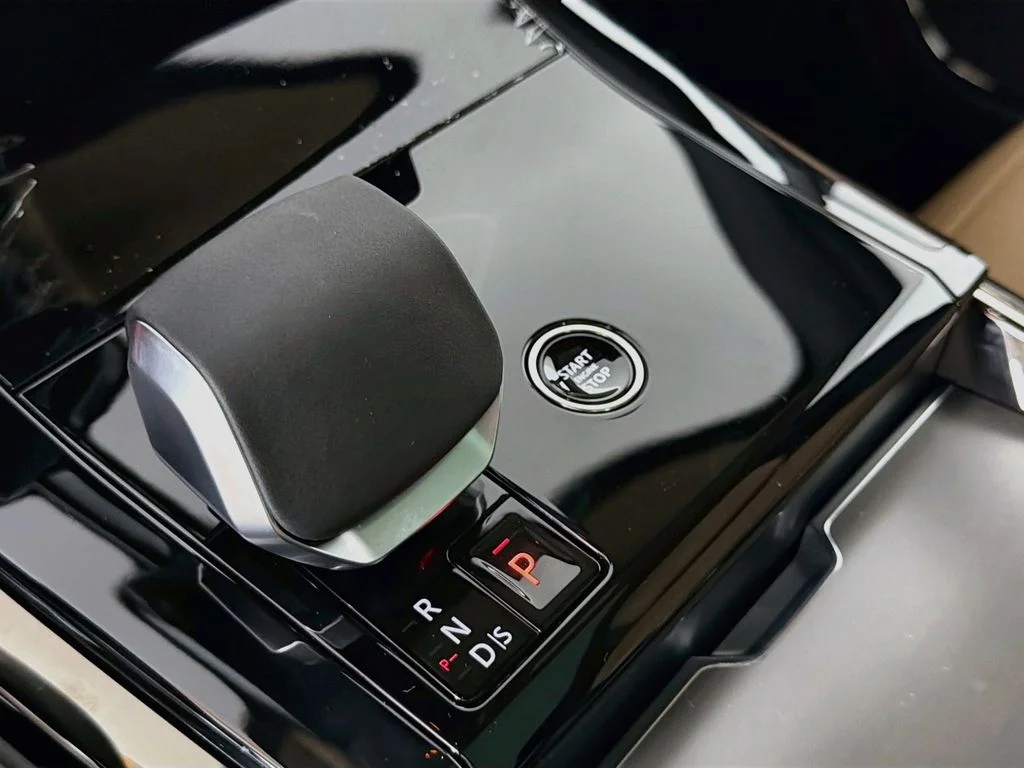 New 2026 Fuji White Land Rover Dynamic SE image 17